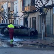 Un incendi de contenidors a Vila-real calcina diversos vehicles i afecta edificis