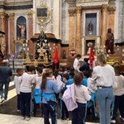 Prop d’un miler d’escolars descobreixen la Setmana Santa local a través de visites guiades a l’Arxiprestal