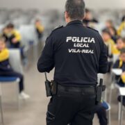 La Policia Local acosta la seua tasca als més menuts per a guanyar la seua confiança