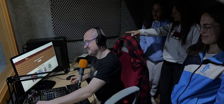 L’alumnat de 4t d’ESO de Fundació Flors grava els seus podcasts a Ràdio Espai Jove