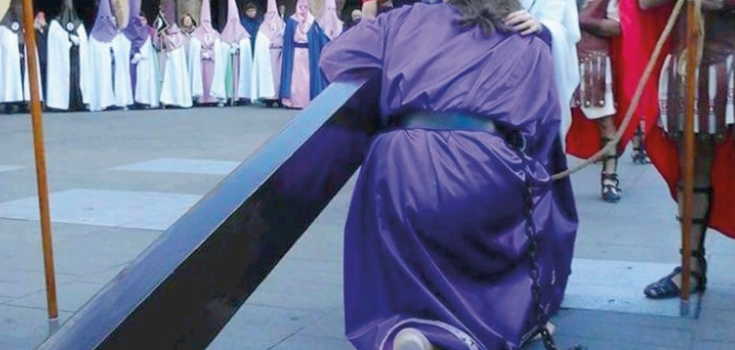 La Setmana Santa viu el seu moment més solemne amb el Viacrucis franciscà
