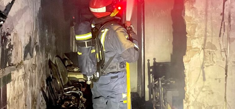 Un incendi destrossa una vivenda unifamiliar amb un ferit