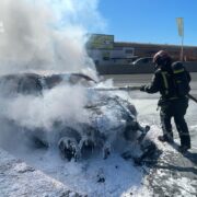 Incendi d’un vehicle en una gasolinera