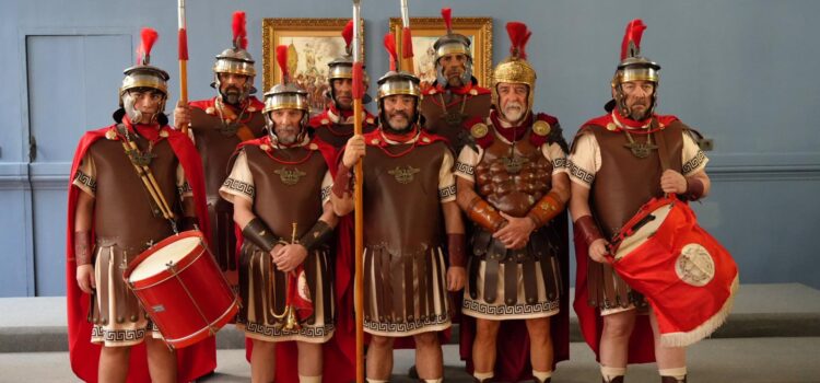 La Confraria de la Puríssima Sang presenta deu nous uniformes de la Guàrdia Romana