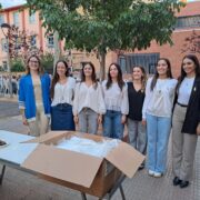 La plaça de Sant Ferran acull la tradicional Nit de Xulla del barri en un ambient festiu i de convivència