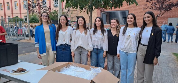 La plaça de Sant Ferran acull la tradicional Nit de Xulla del barri en un ambient festiu i de convivència