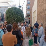 Els participants del Voluntariat pel valencià descobreixen l’antic traçat de les muralles de Vila-real