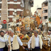 La Congregació de les Purissimeres honra Sant Pasqual amb l’emotiva participació en la processó