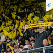 Un quart de segle de groguetisme: el Villarreal reconeix la fidelitat dels seus abonats més veterans