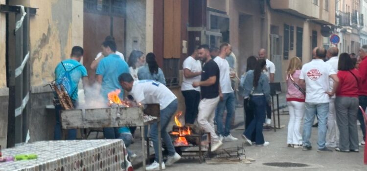 Vila-real s’ha omplit de brases, música i germanor amb la tradicional Nit de la Xulla