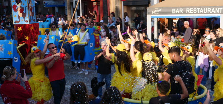 Creativitat, sàtira i tradició omplin Vila-real en la 60a Cavalcada de Festes