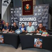 Jairo Noriega passa el pesatge oficial abans del seu combat en el Campionat Europeu de pes mosca