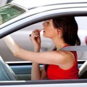 Les distraccions al volant, una de les principals causes d’accidents a la carretera