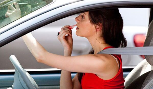 Les distraccions al volant, una de les principals causes d’accidents a la carretera