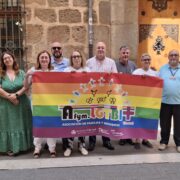 Vila-real inicia el Mes de l’Orgull amb la penjada de la bandera LGTBI+ a la Casa dels Mundina