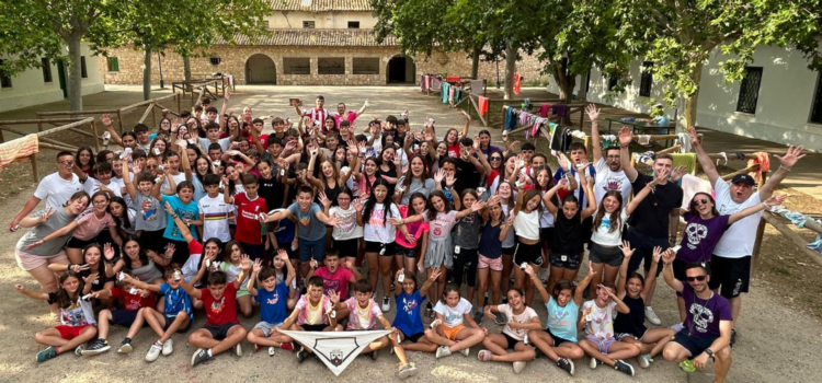 El regidor de Joventut visita el campament d’estiu de JuCar Vila-real a Alarcón