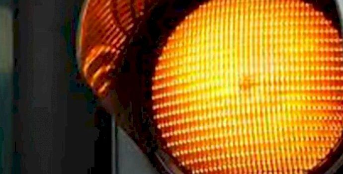 La Policia Local recorda que el semàfor groc fix obliga a detindre’s