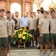 L’alcalde Benlloch acompanya el Villarreal CF en l’ofrena als patrons