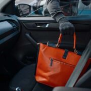 La Policia Local alerta: “No deixes objectes de valor a la vista dins del vehicle”