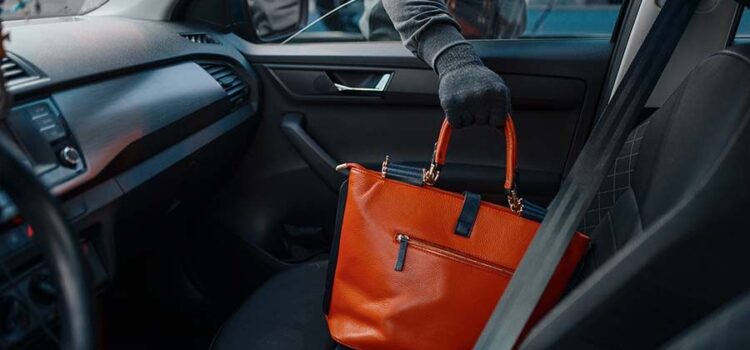 La Policia Local alerta: “No deixes objectes de valor a la vista dins del vehicle”