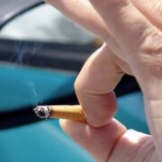 Llançar objectes a la carretera pot costar-te 500 € i 6 punts