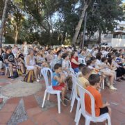 L’obra ‘Iaios’ emociona el públic a la plaça del Pastoret