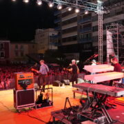 La plaça Major de Vila-real s’ompli amb el concert de Rafa Sánchez i La Guardia