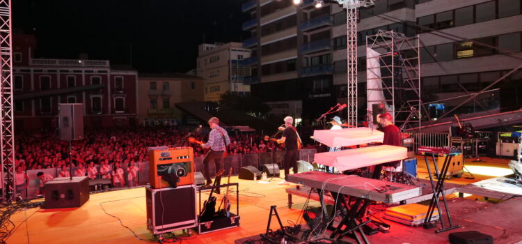 La plaça Major de Vila-real s’ompli amb el concert de Rafa Sánchez i La Guardia