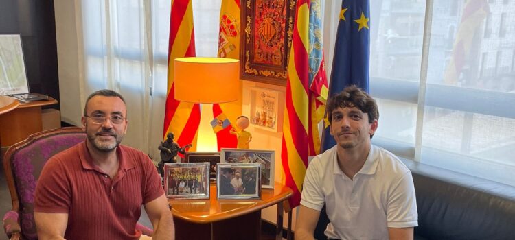 L’alcalde de Vila-real rep oficialment a Manuel Flores Serrano com a nou president dels Lluïsos