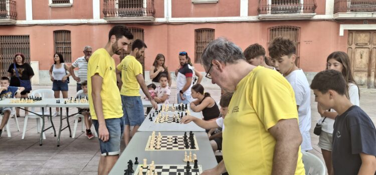 Vila-real acull l’activitat ‘Escacs al carrer’ a la plaça Major