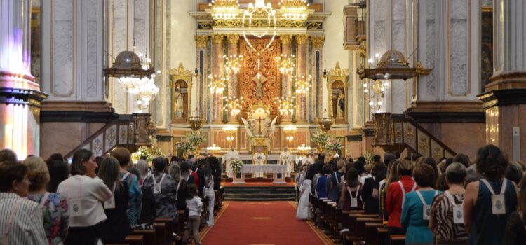 L’Associació de Maria de Filles del Rosari viu la seua festa gran amb una missa solemne