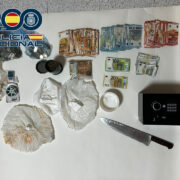 Deteses dos persones per venda de substàncies estupefaents