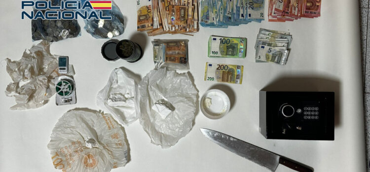 Deteses dos persones per venda de substàncies estupefaents