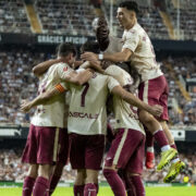 El Villarreal supera amb solvència al Valencia i encén les grades de Mestalla al final del partit (0-2)