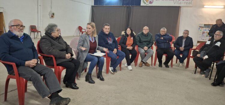 Maria Fajardo explica als veïns del barri del Roser els detalls de la nova taxa de residus