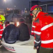 Bombers auxilien a una persona amb mobilitat reduïda aïllada per les pluges